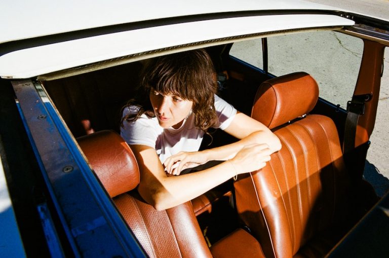 Courtney Barnett meldet sich zurück mit ihrer neuen Single „Stay In Your Lane“